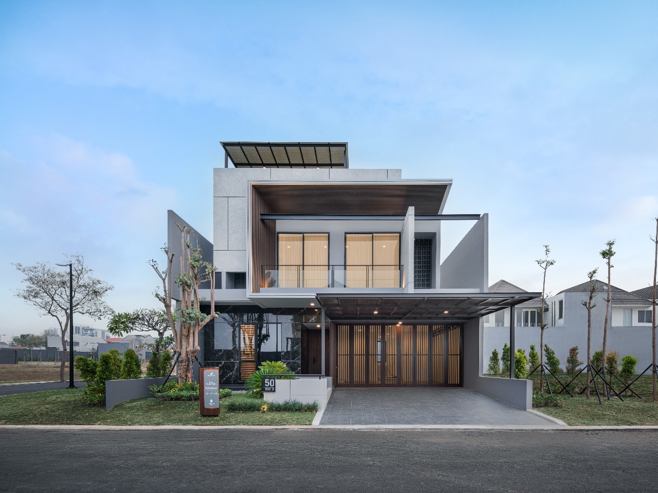 Rumah contoh tipe Helenium di cluster Stone Gate, CitraLand Surabaya.