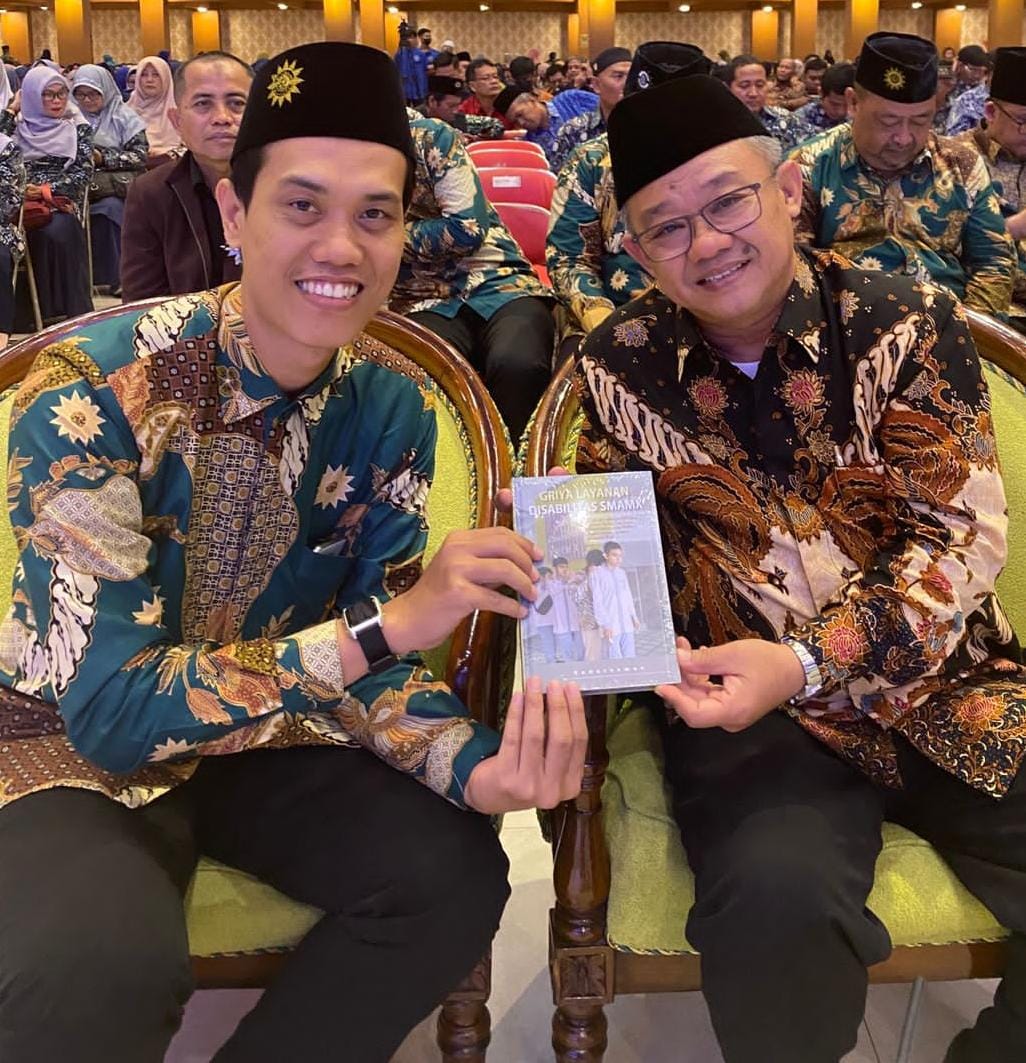 UNGGULAN: Kepala SMAMX Surabaya Salim Bahrisy (kiri) bersama Menteri Pendidikan Dasar dan Menengah Prof. Dr. Abdul Mu&rsquo;ti, M.Ed dalam suatu acara.