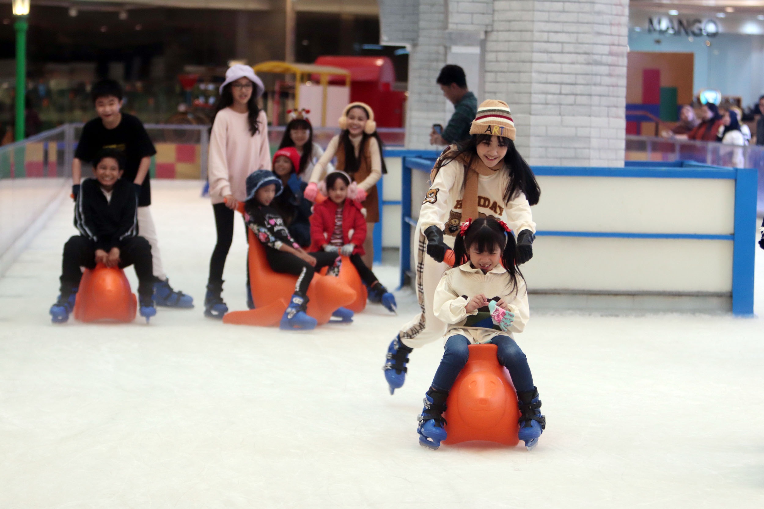MENYENANGKAN: Sejumlah pengunjung bermain ice skating di wahana permaianan Wonderland on Ice di Grand City Mall Surabaya, Kamis (5/12).