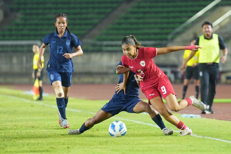 Penyerang tim nasional putri Indonesia Claudia Scheunemann (kanan) berebut bola dengan pemain Kamboja pada laga final Piala AFF Putri 2024 di Stadion Nasional New Laos, Vientiane, Kamis (5/12/2024).