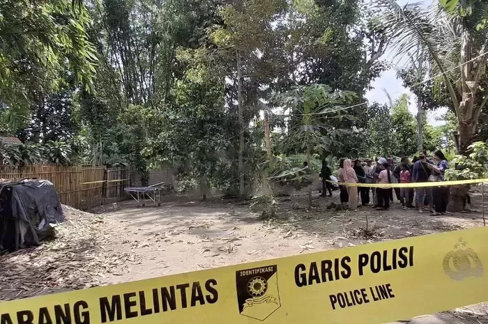 TKP tempat pembunuhan Agus Komarudin bersama istrinya Kristina dan anaknya Christian di Pandantoyo, Ngancar, Kediri, yang telah diberi police line agar steril dan tak ada warga yang melintas.
