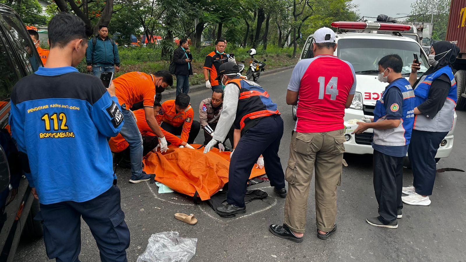 EVAKUASI: Korban EI meninggal dunia di Jalan Margomulyo, Surabaya, usai terlibat kecelakaan dengan truk.