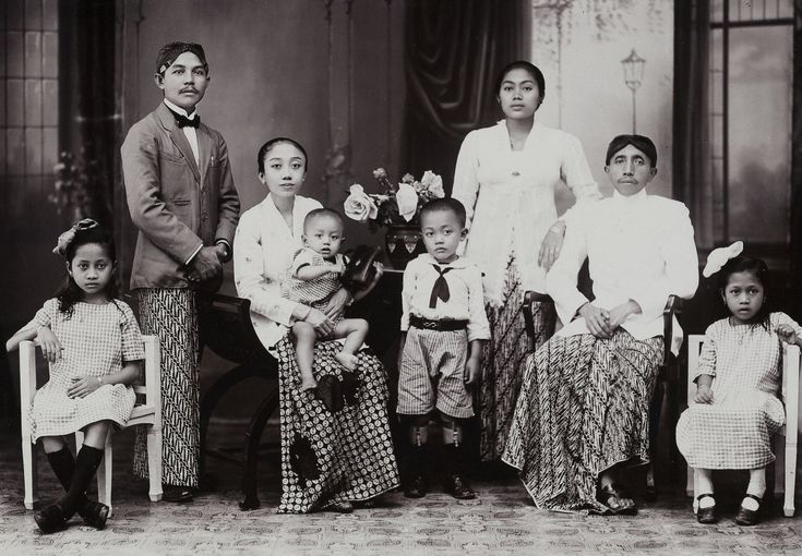 Foto lama sebuah keluarga bangsawan Jawa.