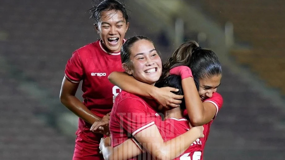 Sydney Hopper (tengah) merayakan gol kedua timnas putri Indonesia bersama rekan rekannya.