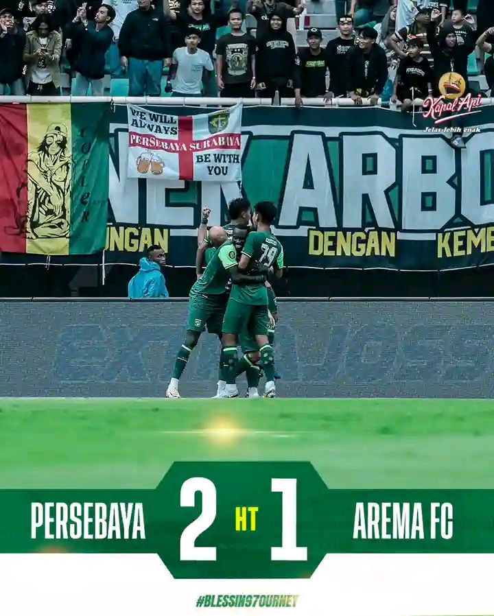 Pemain Persebaya Surabaya merayakan gol ke gawang Arema FC. (IST)