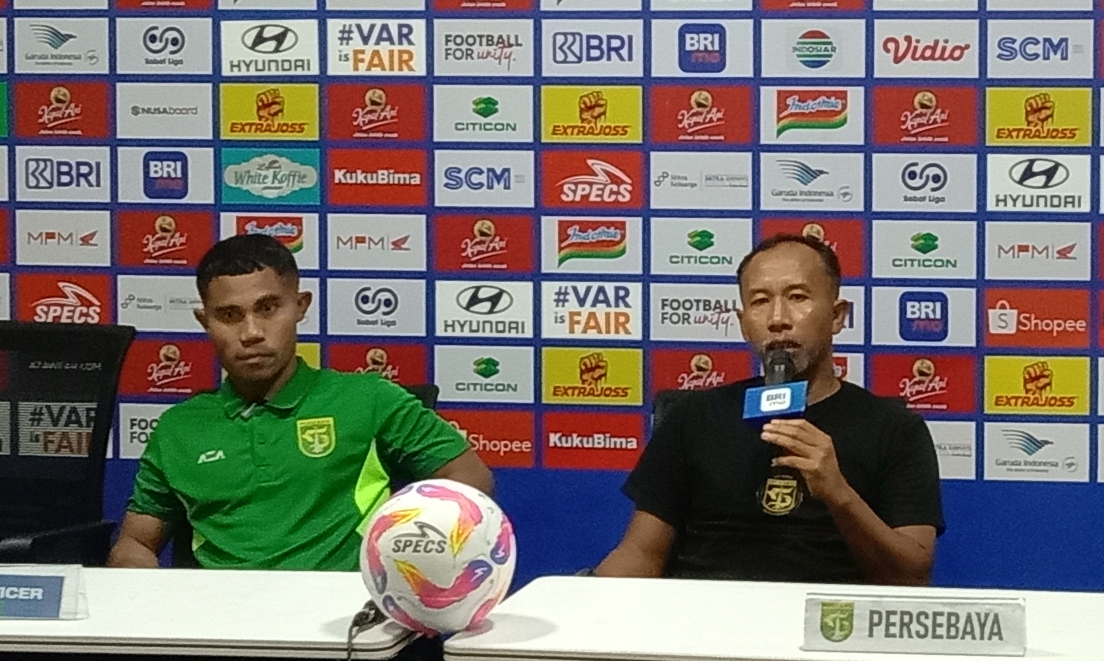 Uston Nawawi (kanan) yang menggantikan Paul Munster yang tidak dapat mendampingi Persebaya setelah terkena kartu merah saat menghadapi Madura United.