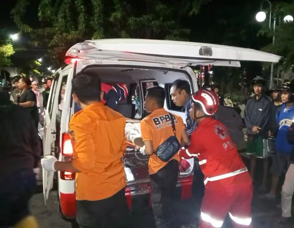 Kecelakaan antara mobil dan sepeda motor pengangkut sampah di Jalan Manyar Kertoarjo, Surabaya, satu orang meninggal dunia. (IST)