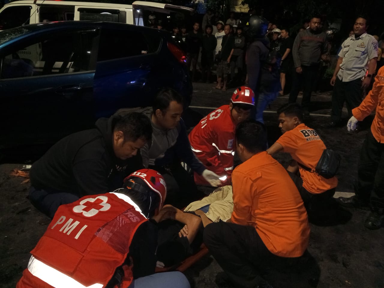 Petugas evakuasi korban kecelakaan di Kertajaya Surabaya. (IST)