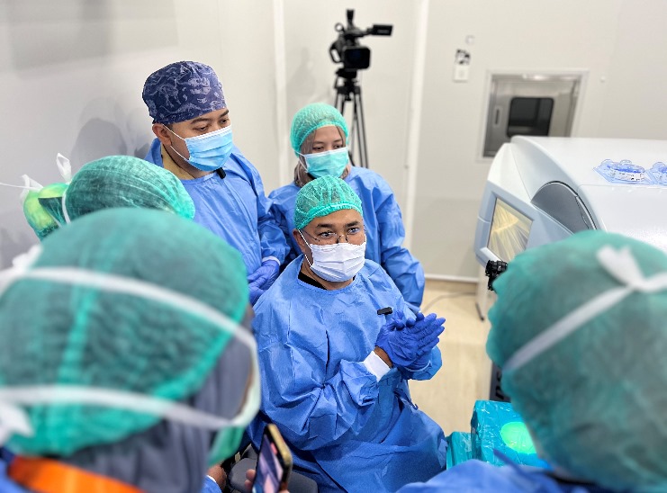 WETLAB: Peserta dokter mata didampingi instruktur Prof. Dato&rsquo; Dr. Khairidzan bin Mohd Kamal mengoperasikan mesin visumax menggunakan mata buatan.
