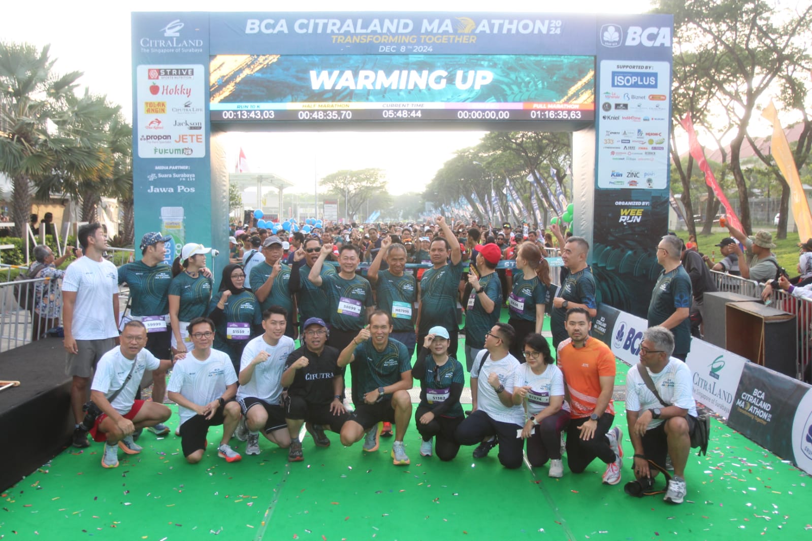 MARATHON: Sutoto Yakobus (tengah) bersama Frengky Chandra Kusuma dan Hendrik Sia serta direksi Ciputra Group dan Para Manager foto bersama sebelum event BCA-CitraLand Marathon 2024 dimulai.