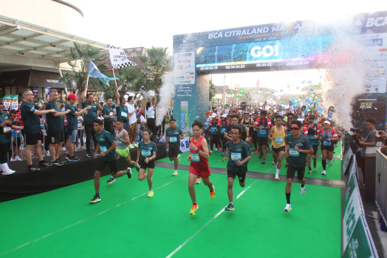 START: Sutoto Yakobus bersama Frengky Chandra Kusuma dan Direksi Ciputra Group dan pimpinan BCA mengibarkan bendera Start lomba lari BCA-CitraLand Marathon 2024 yang diikuti 5.000 peserta.