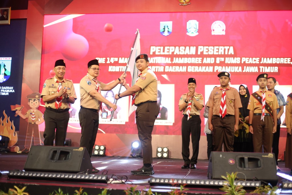 SIMBOLIS: Kwarda Jatim Kak H. M. Arum Sabil, SP., S.H dan PJ Gubernur Adhy Karyono, A.Ks., M.A.P. melepas peserta The 14th Malaysia National Jamboree and 8th IUMS Peace Jambore perwakilan Pramuka.