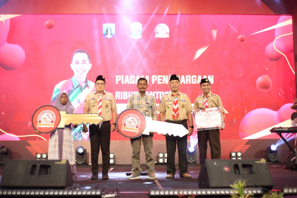 APRESIASI: Kwarda Jatim Kak H. M. Arum Sabil, SP., S.H dan PJ Gubernur Jatim Adhy Karyono, A.Ks., M.A.P. memberikan kunci rumah untuk penerima bantuan Pemugaran Rumah di Kabupaten Jember.