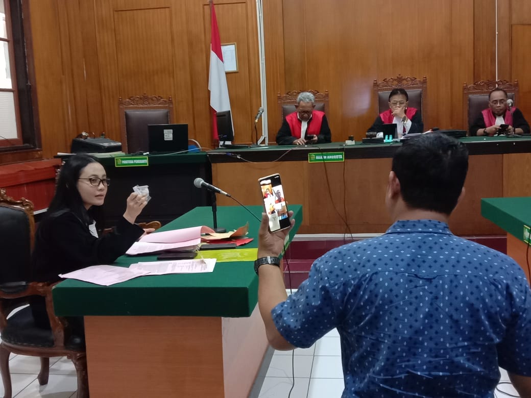 Sidang pengedar sabu secara daring di PN Surabaya. (Fajar/Radar Surabaya)