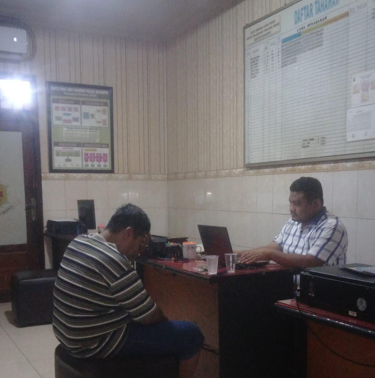 M Sahri saat dimintai keterangan terkait permintaan uang parkir Rp 20 ribu di Jalan Nyamplungan, Surabaya. (IST)