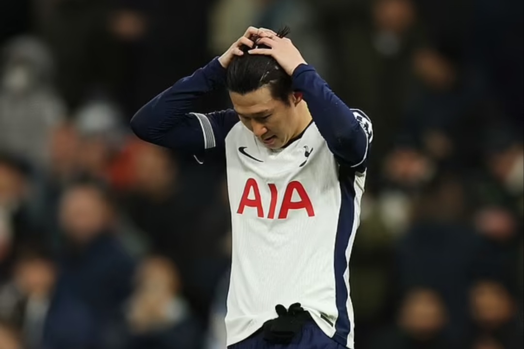 Kapten Tottenham Son Heung-min mencetak gol di masa tambahan waktu namun berakhir di pihak yang kalah