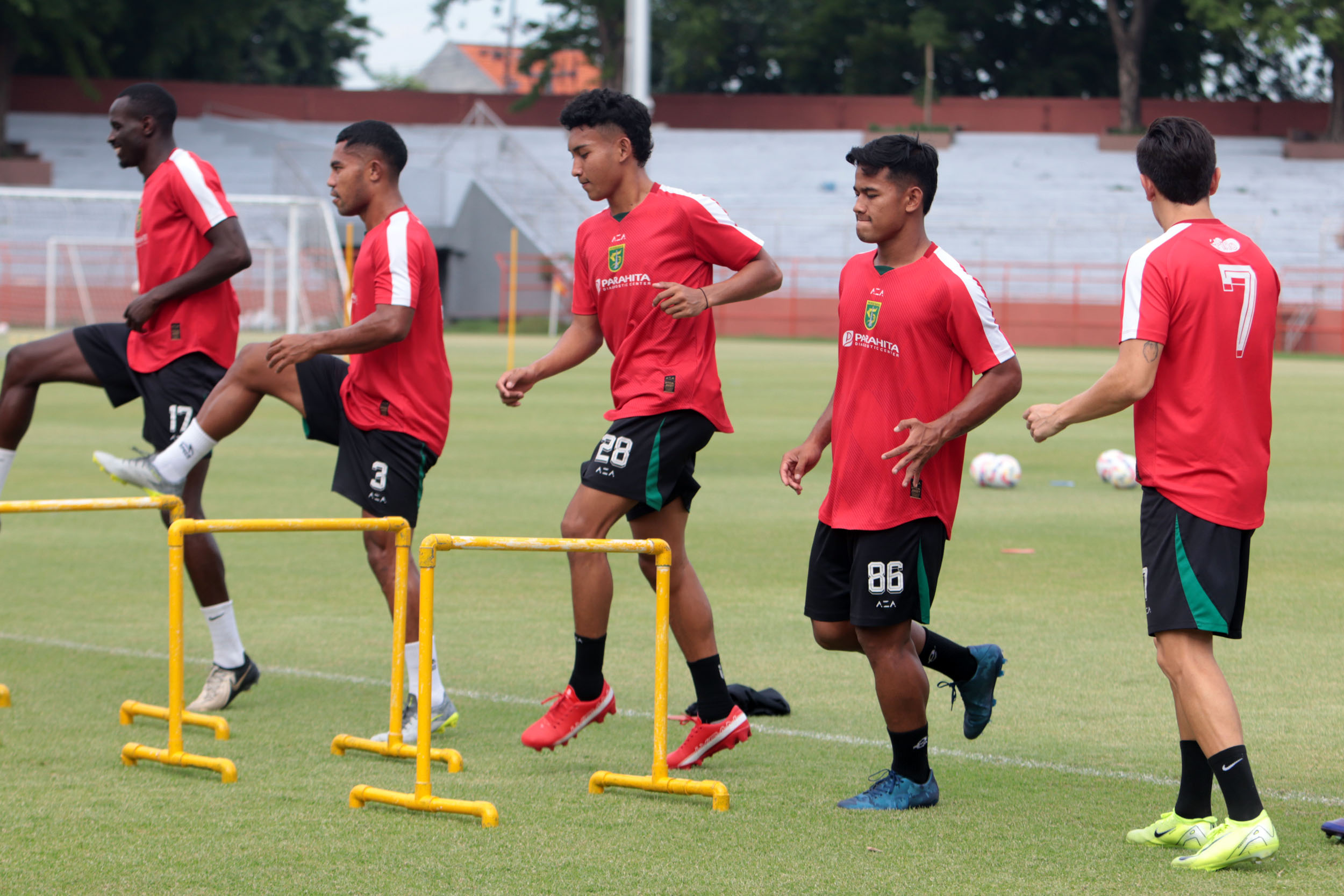 Skuad jalani latihan di Stadion Gelora 10 Nopember jelang lawan Persik Kediri.