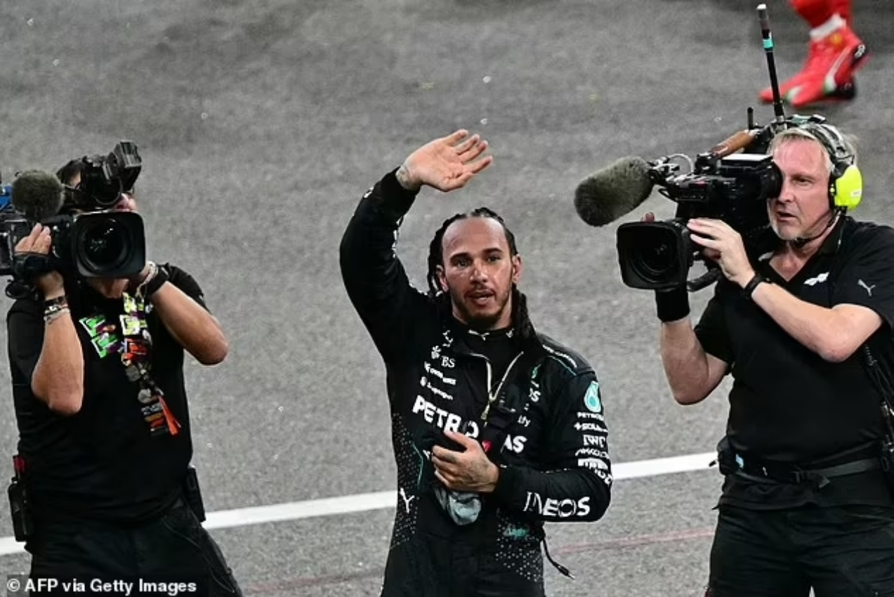 Lewis Hamilton mengakhiri karir Mercedesnya dengan gemilang dengan finis keempat di Abu Dhabi.