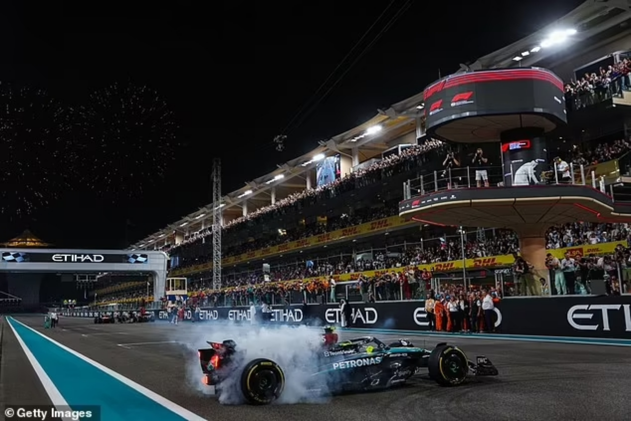 Lewis Hamilton lakukan selebrasi donat setelah menyelesaikan lap terakhirnya sebelum pindah ke Ferrari.