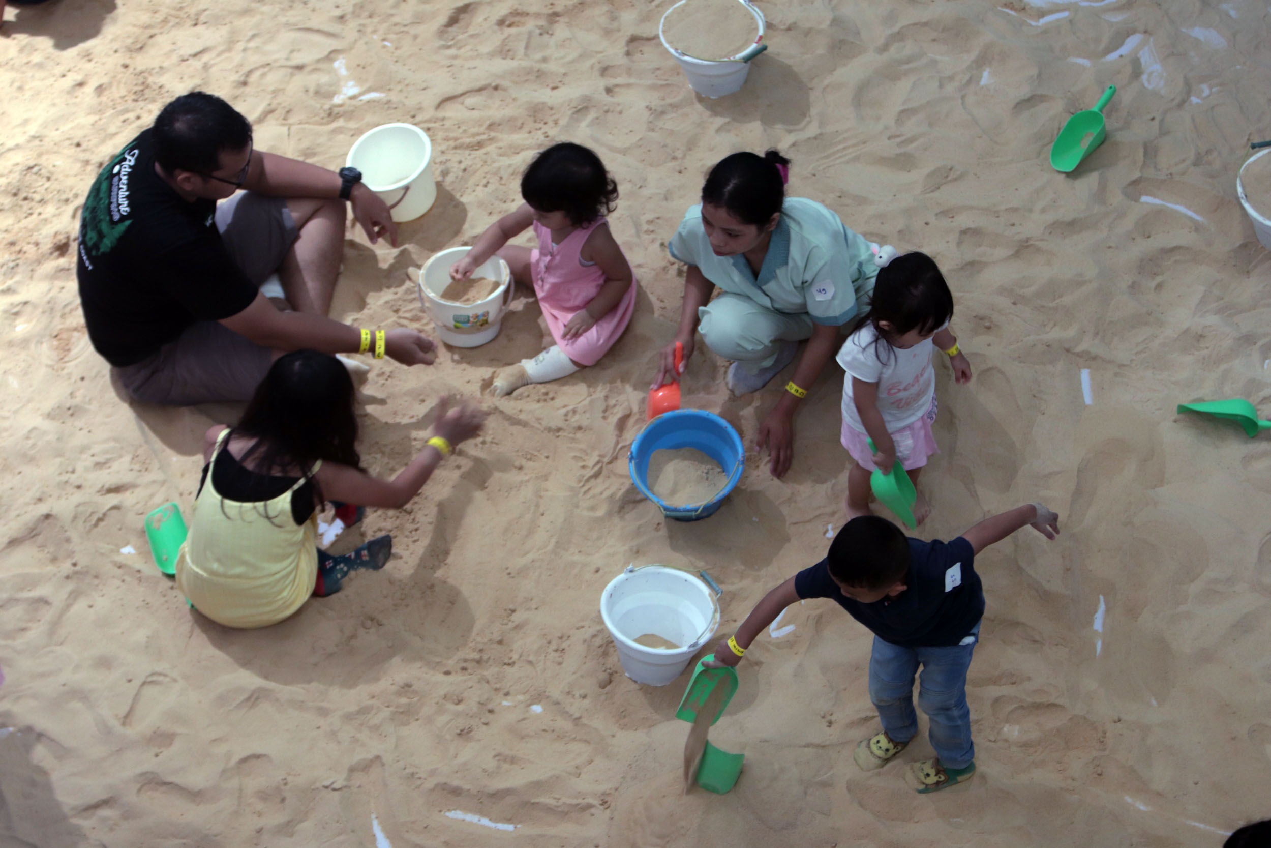 DIDOMINASI BALITA: Anak-anak asyik bermain pasir di Sand and Inflatable Park.