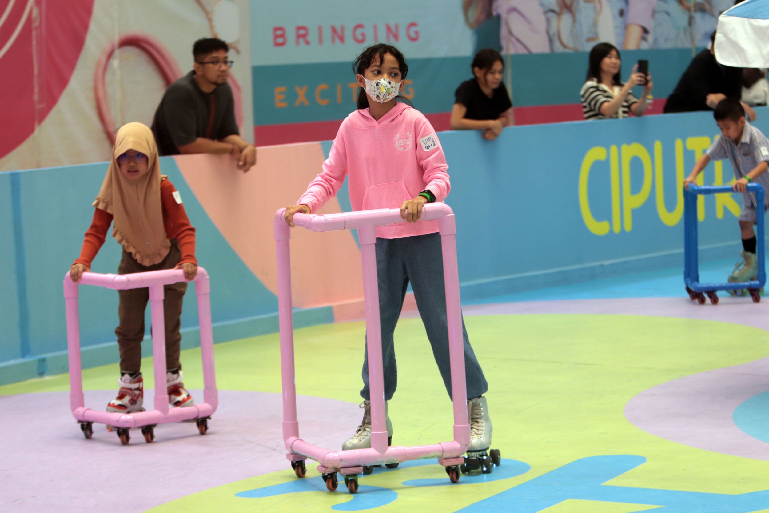 WAHANA SEPATU RODA: Anak-anak bermain inline skate dan quad skate di Roller Skate Park Ciputra World Surabaya.