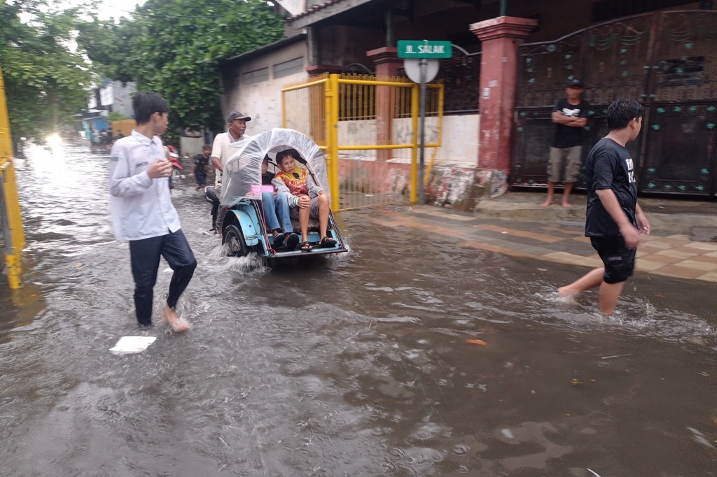 Banjir parah di kawasan Jalan Salak, Surabaya. (SURYANTO/RADAR SURABAYA)