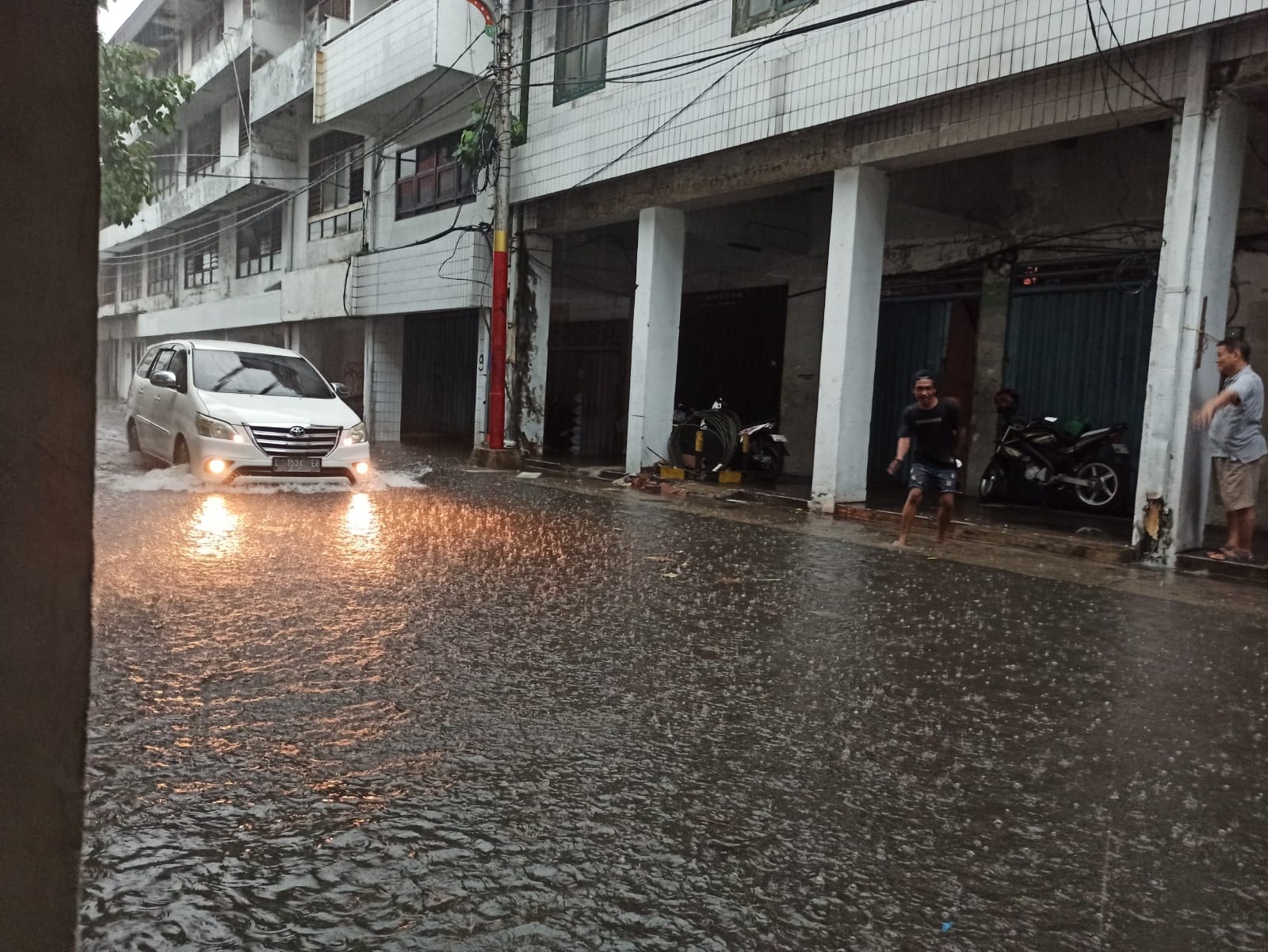 Banjir cukup parah di kawasan kota lama Jalan Kembang Jepun, Surabaya. (WIJAYANTO/RADAR SURABAYA)