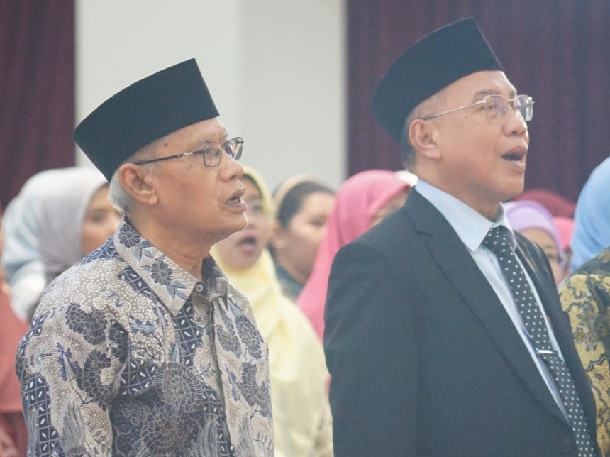 Ketua Umum PP Muhammadiyah Haedar Nashir (kiri) dan Ketua PWM Jawa Timur Sukadiono.