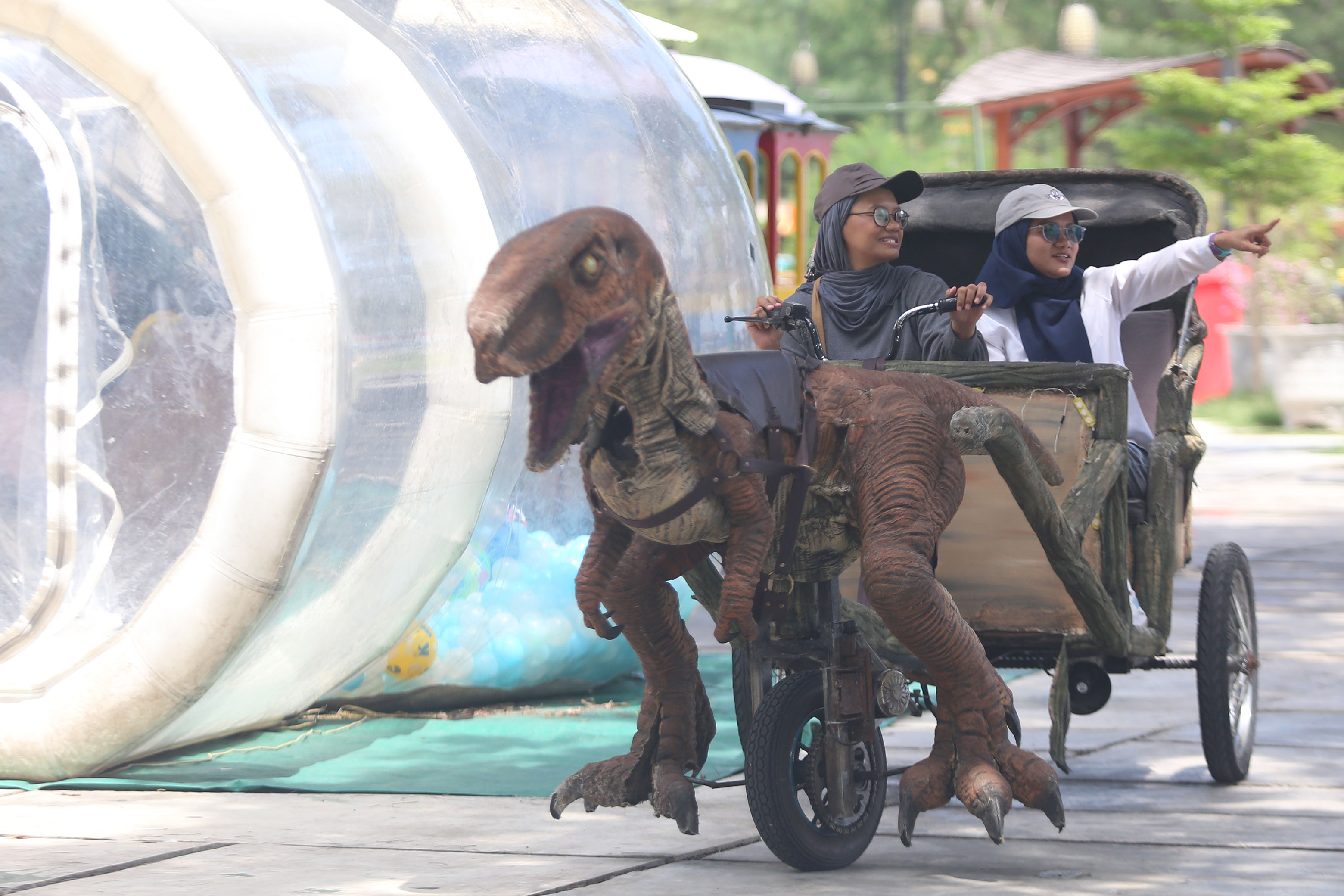 DAYA TARIK: Pengunjung menikmati Dino Dokar, wahana baru di THP Kenjeran, Surabaya.&nbsp;