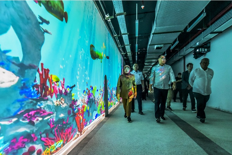 BAK JALAN DI KOLAM IKAN: Wali Kota Eri Cahyadi saat meninjau proyek tunnel TIJ-KBS di kawasan Wonokromo, Surabaya.