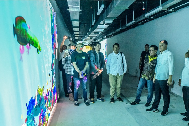 NUANSA BAWAH AIR: Wali Kota Eri Cahyadi saat meninjau proyek tunnel TIJ-KBS di kawasan Wonokromo, Surabaya.