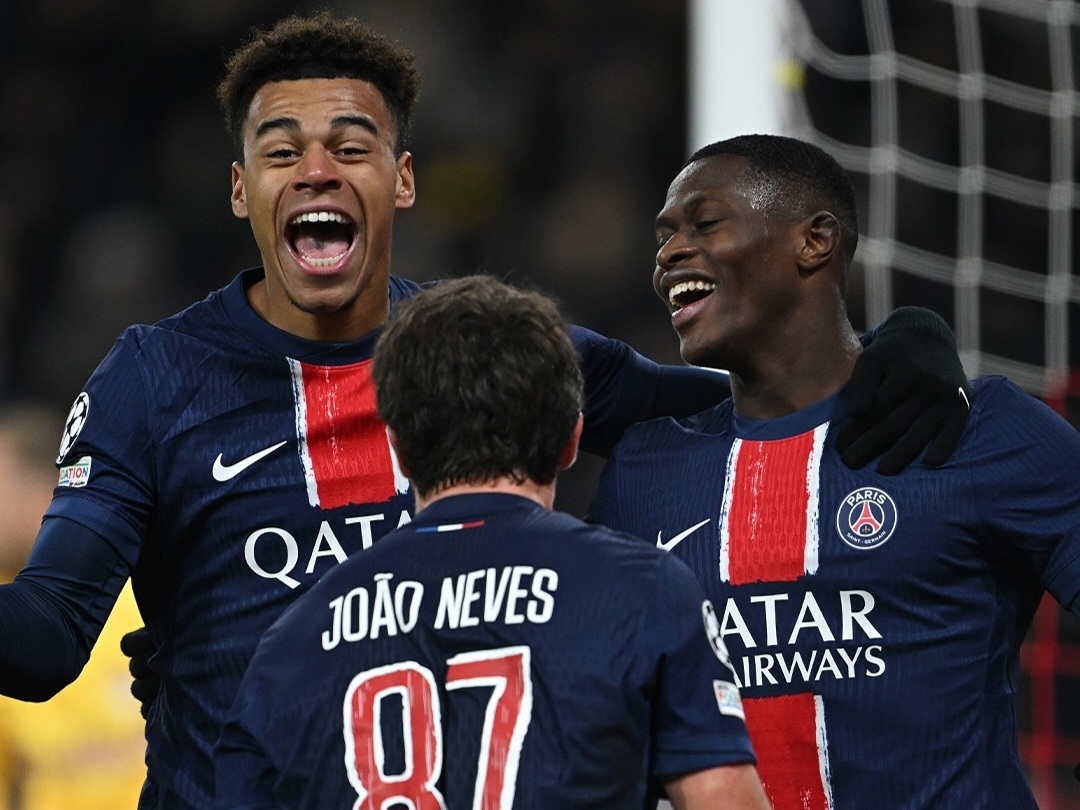 Desire Doue (kiri) dan Nuno Mendes jadi bintang kemenangan PSG atas RB Salzburg.