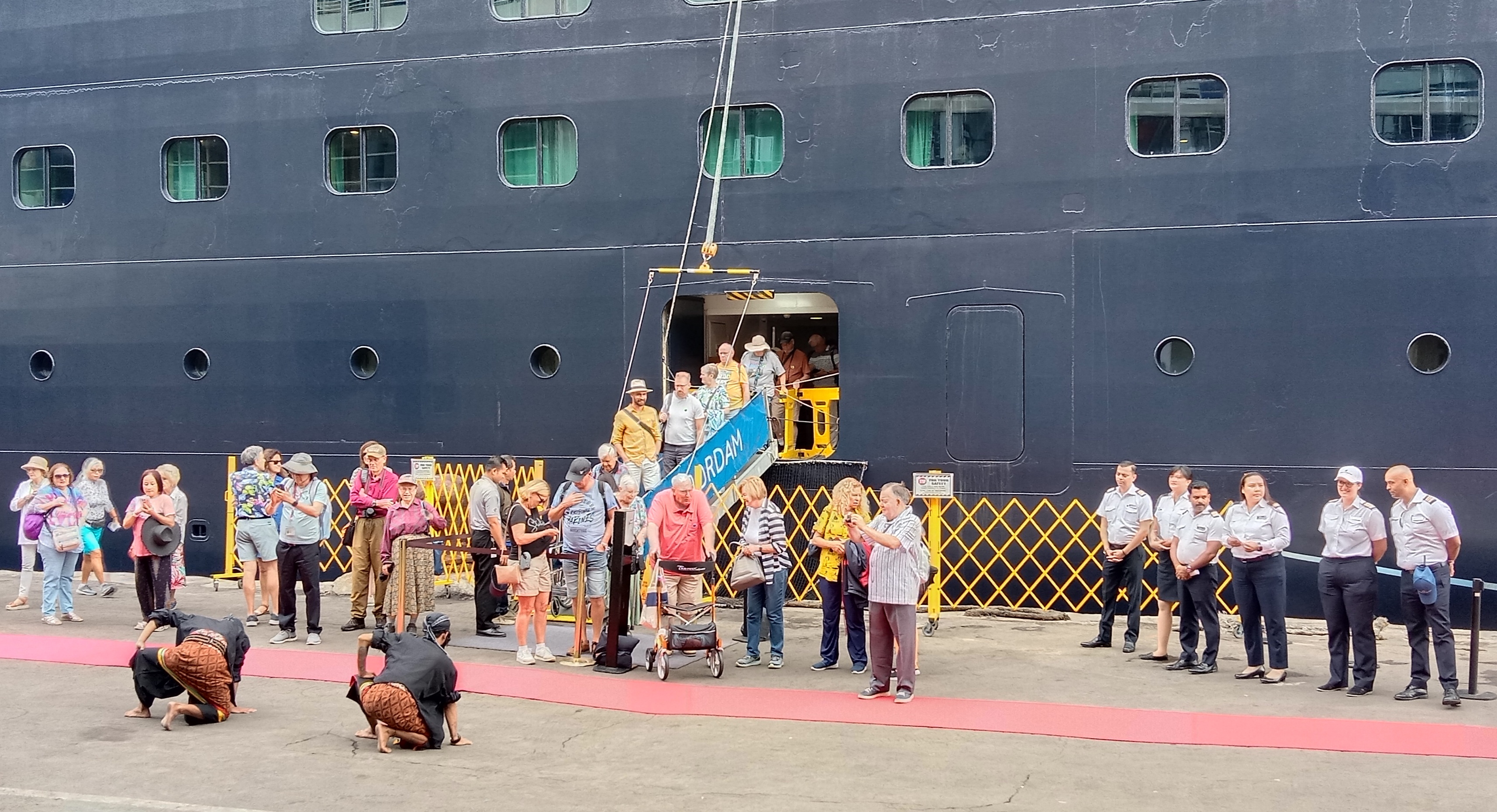 BERBENDERA BELANDA: Para wisatawan dari berbagai negara berkunjung ke Surabaya dengan menggunakan kapal pesiar MS Noordam di Dermaga Jamrud Utara Pelabuhan Tanjung Perak.
