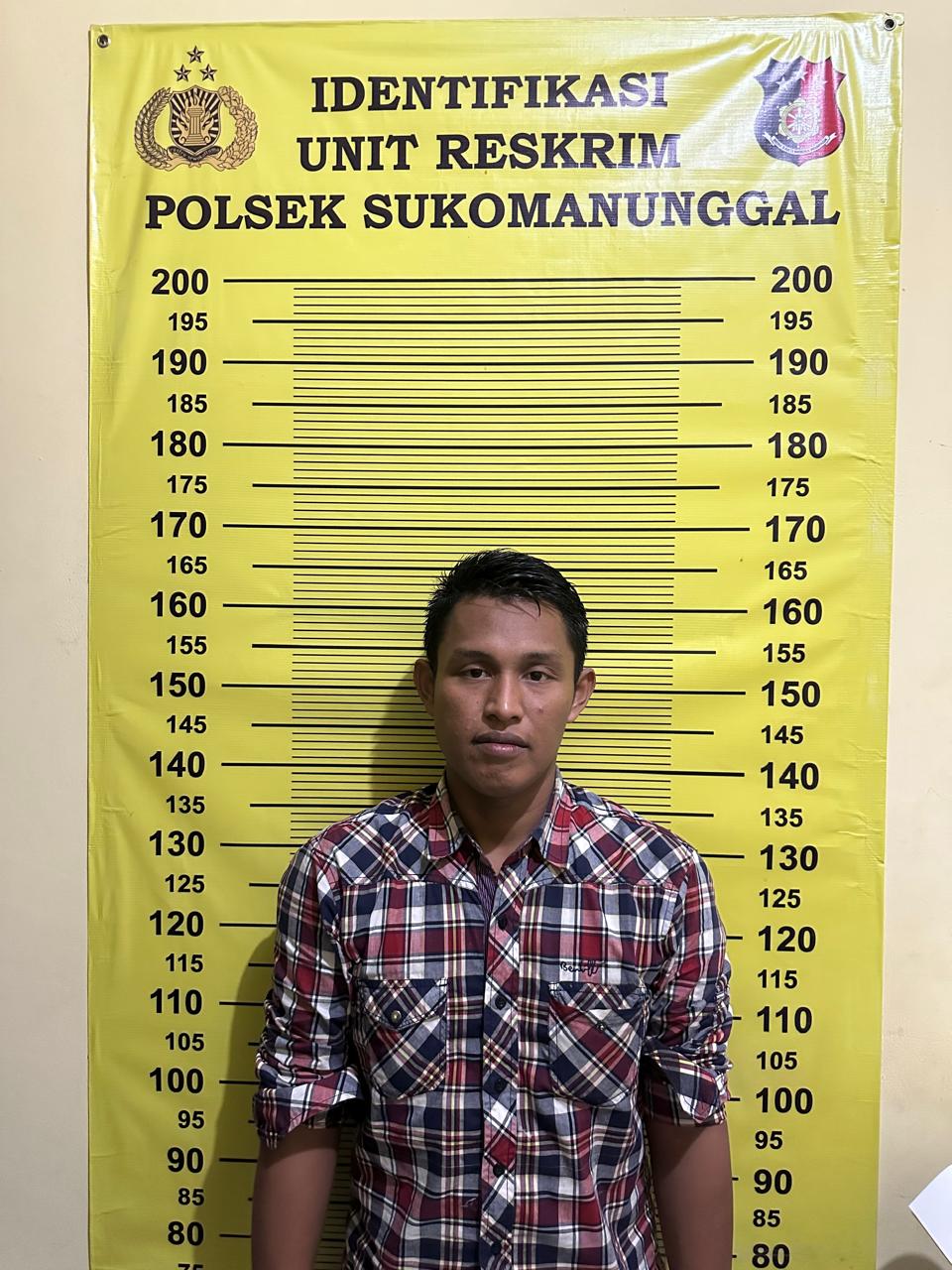 Tersangka Junaedi diamankan di Mapolsek Sukomanunggal, Surabaya. (IST)
