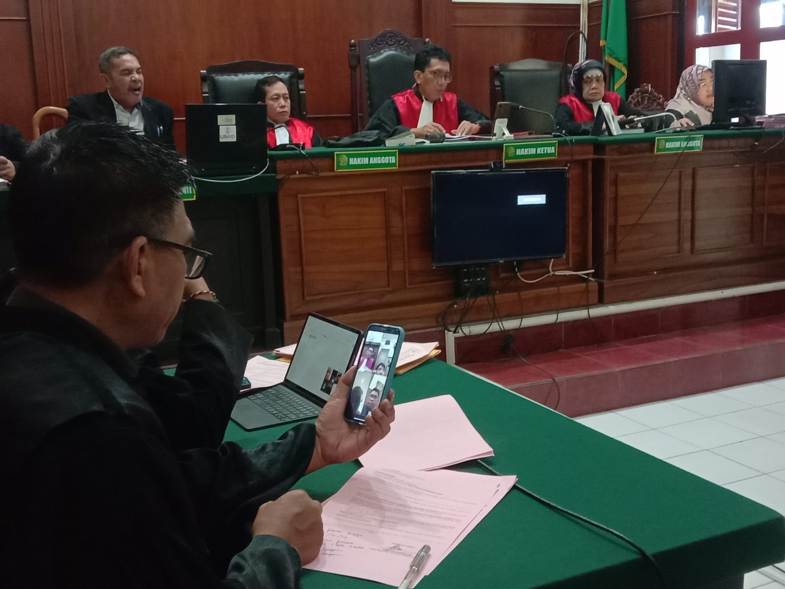 Sidang perkara penggelapan motor di PN Surabaya secara daring. (FAJAR/RADAR SURABAYA)