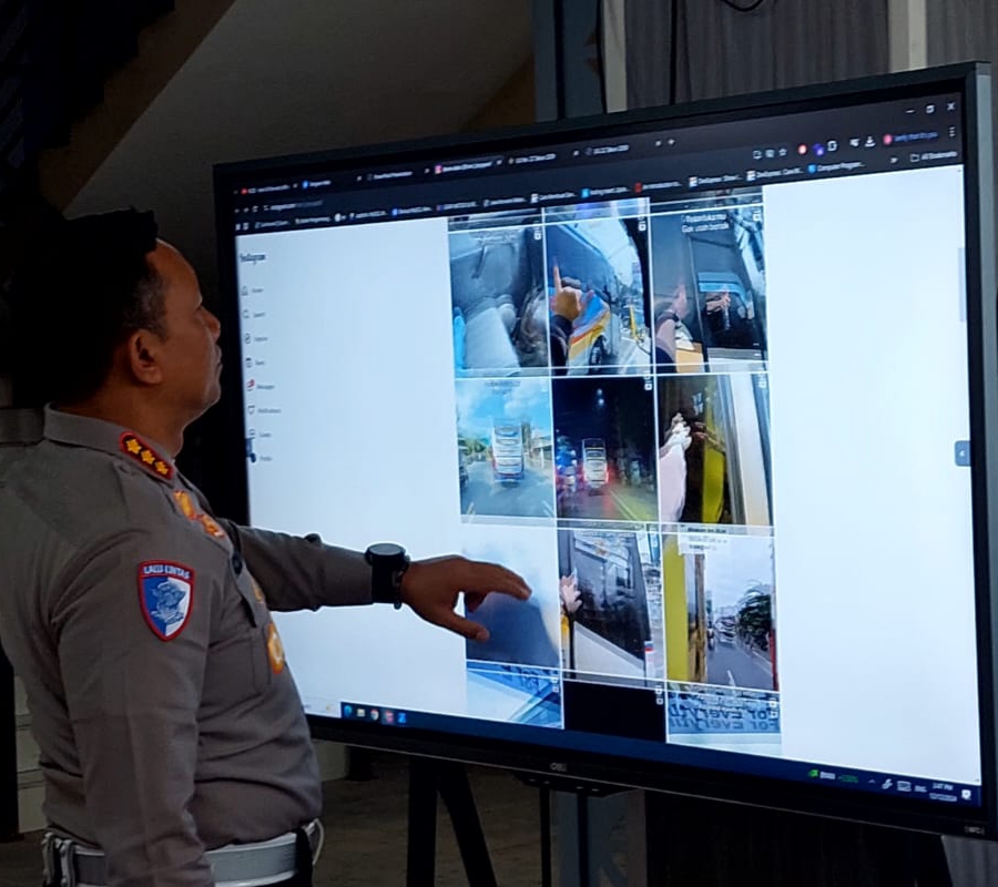 Dirlantas Polda Jatim Kombes Pol Komarudin memantau rekaman CCTV terkait pengemudi ugal-ugalan demi konten. (IST)