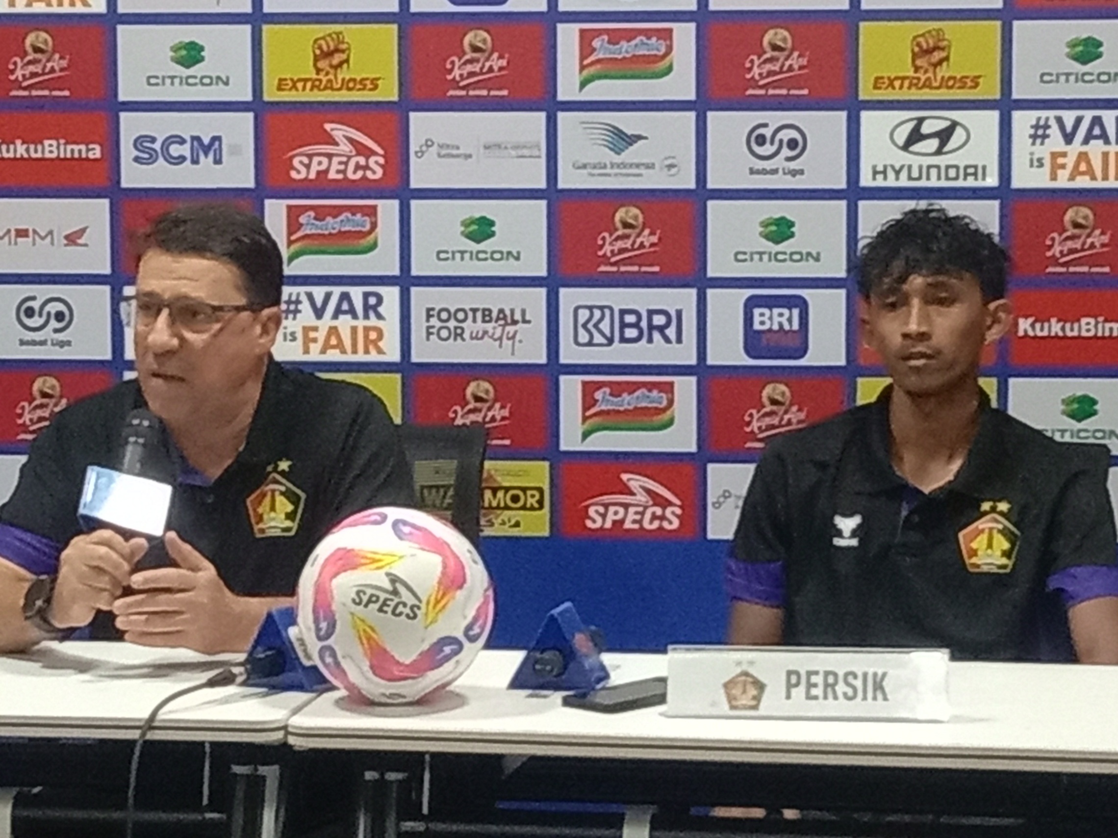 Coach Marcelo Rospide kecewa setelah Persik Kediri dibantai Persebaya Surabaya. Jadwal terlalu padat. (ANDY SATRIA/RADAR SURABAYA)