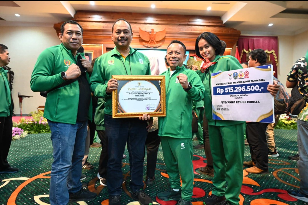 Ketua KONI Jatim M Nabil bersama Ketua Pengprov Muaythai Indonesia Jatim H Baso Juherman, Muaythai menyumbang 6 medali emas, 9 perak dan 3 perunggi untuk Jatim.