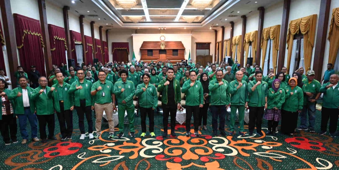 Penjabat Gubernur Jawa Timur  Adhy Karyono menyerahkan bonus kepada para atlet dan pelatih yang meraih medali di PON XXI Aceh-Sumut 2024.