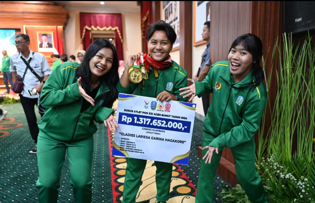 Gladies Larisa Hagakore (trngah)  meraih lima medali emas dari cabang olahraga Loncat Indah.