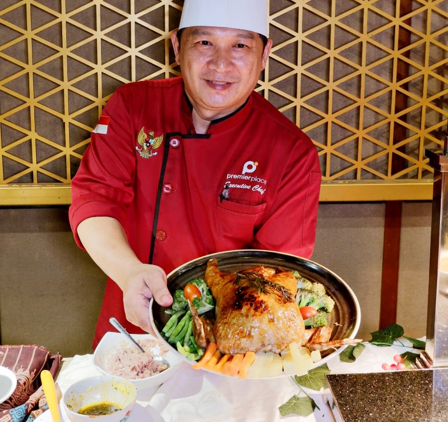 SPESIAL: Chef Andy menunjukkan Ayam Kodok, sajian khas Natal yang ada di Coriander Resto Premier Place Hotel.