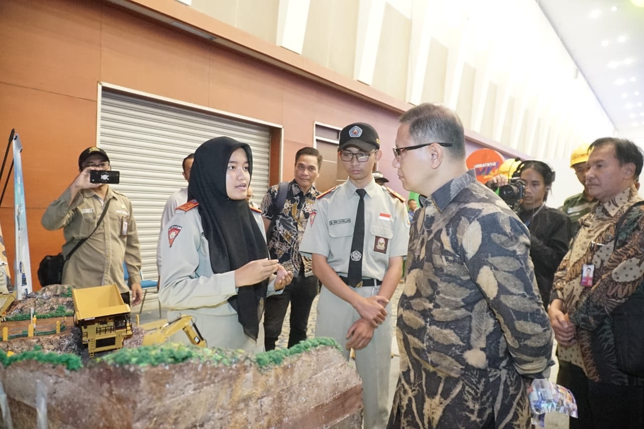 SOFT SKILL: Kepala Dispendik Jatim Aries Agung Paewai (kanan) melihat hasil kompetensi siswa SMK dalam Expo dan Expose 2025.