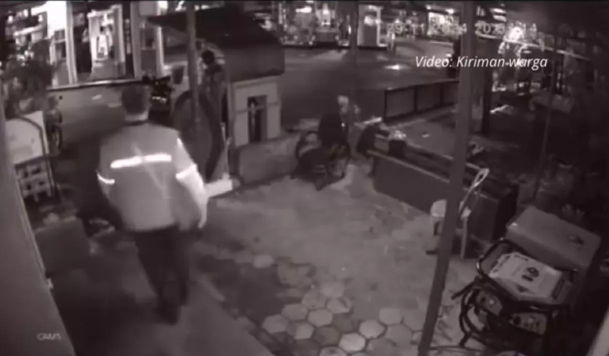 Rekaman CCTV dari SPBU di Jalan Bandung Malang.