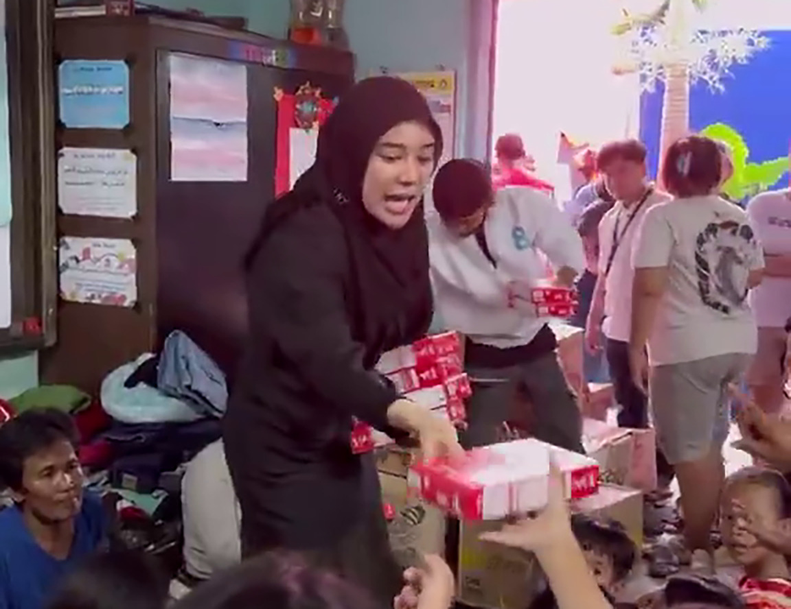 Aksi Clara Shinta berbagi susu kotak dan sembako kepada anak-anak dan orang lain yang membutuhkan.