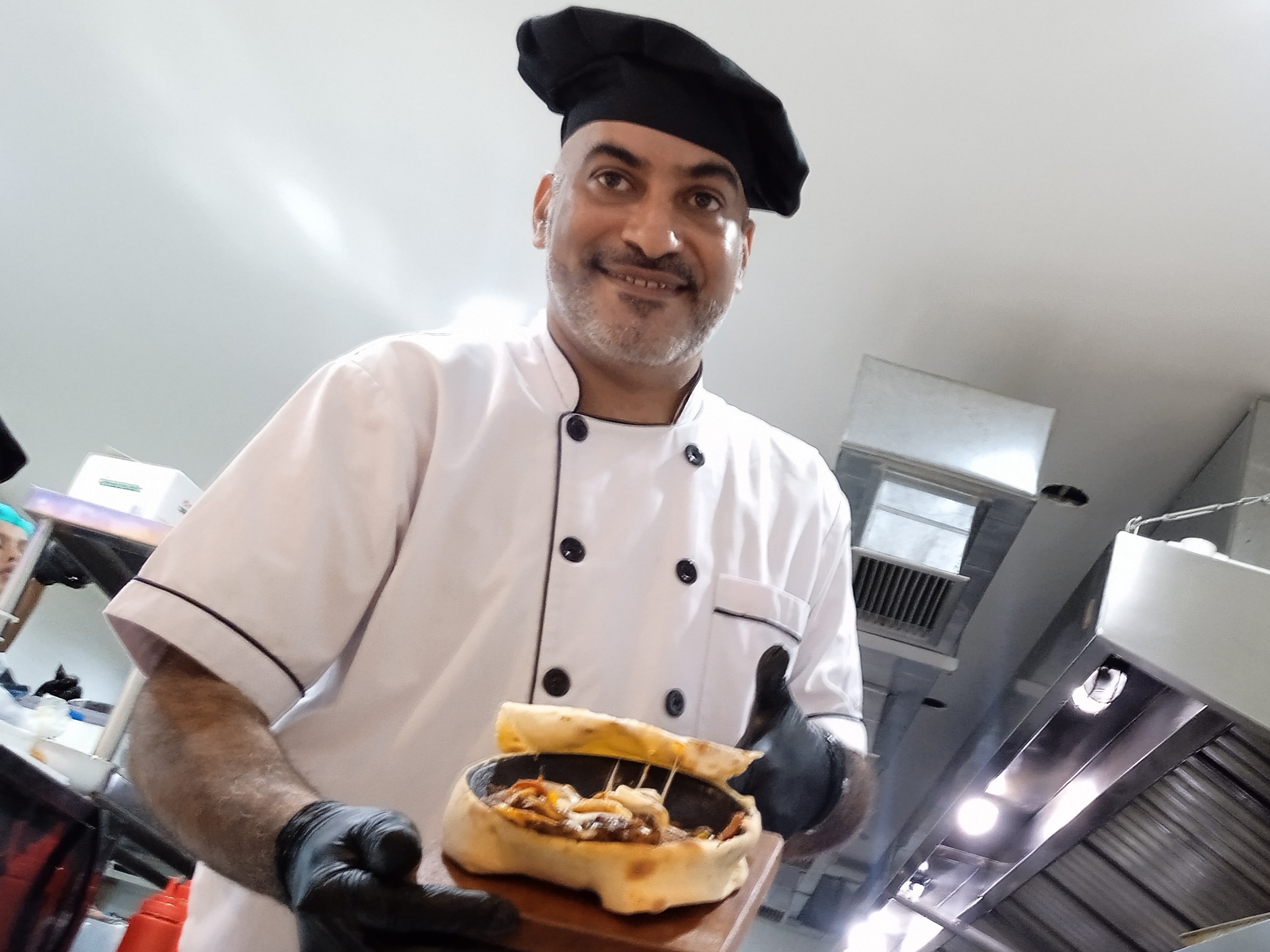 DAGING KAMBING: Chef Yahya menyajikan menu Lamb Tangine yang merupakan menu khas Lebanon.&nbsp;
