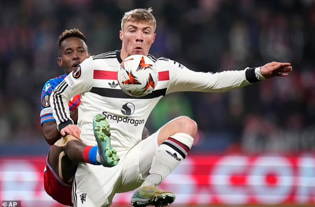 Pemain internasional Denmark Rasmus Hojlund hadir untuk menyelamatkan pertandingan bagi Setan Merah di Liga Europa lawan Viktoria Plzen.