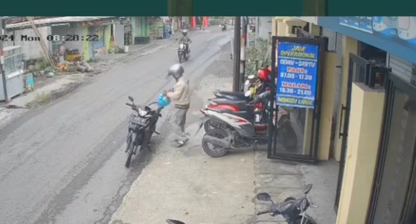 Pelaku terekam sedang mencuri helm di Sambikerep, Surabaya. (IST)