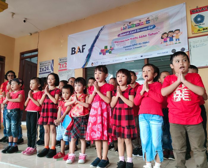 Anak-anak Yayasan GPdI Air Hidup Surabaya bernyanyi bersama dalam CSR Semarak Kasih Bersama BAF.