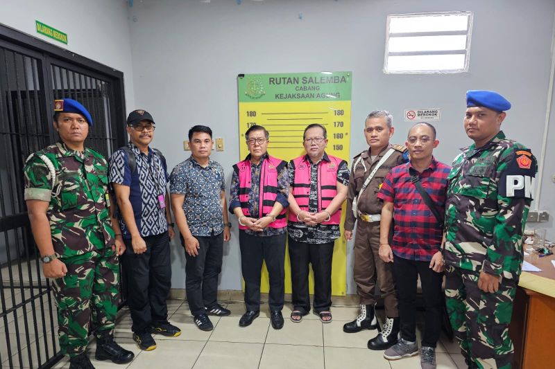 Dua tersangka terkait kasus dugaan suap terkait vonis bebas terpidana Ronald Tannur yang berinisial ED (Erintuah Damanik) dan M (Mangapul) dipindahkan ke Rutan Salemba Cabang Kejaksaan Agung, Jakarta.
