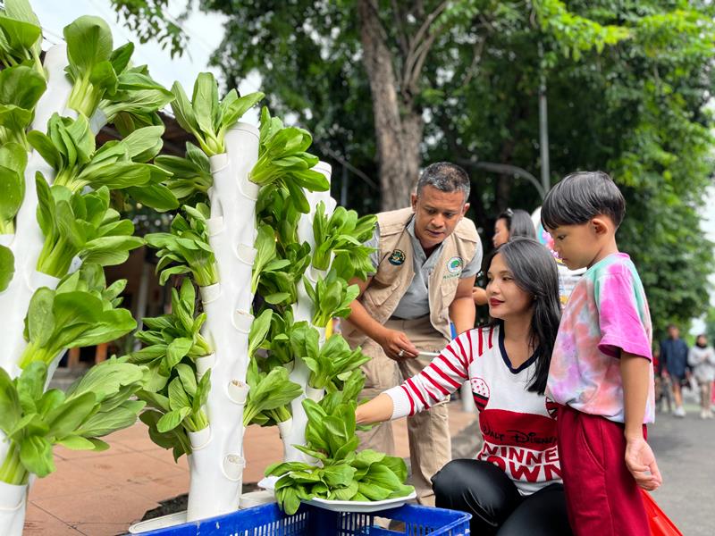 HASIL URBAN FARMING: Warga membeli produk pertanian saat Bazaar Tani di sela CFD di Jalan Raya Darmo, Surabaya.